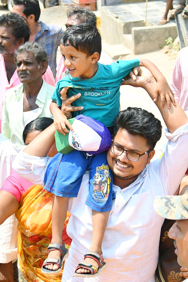 CM_20YS_20Jagan_20Memantha_20Siddham_20Bus_20Yatra_20in_20Prakasam_20District_20Photos_20_286_29.jpg 7