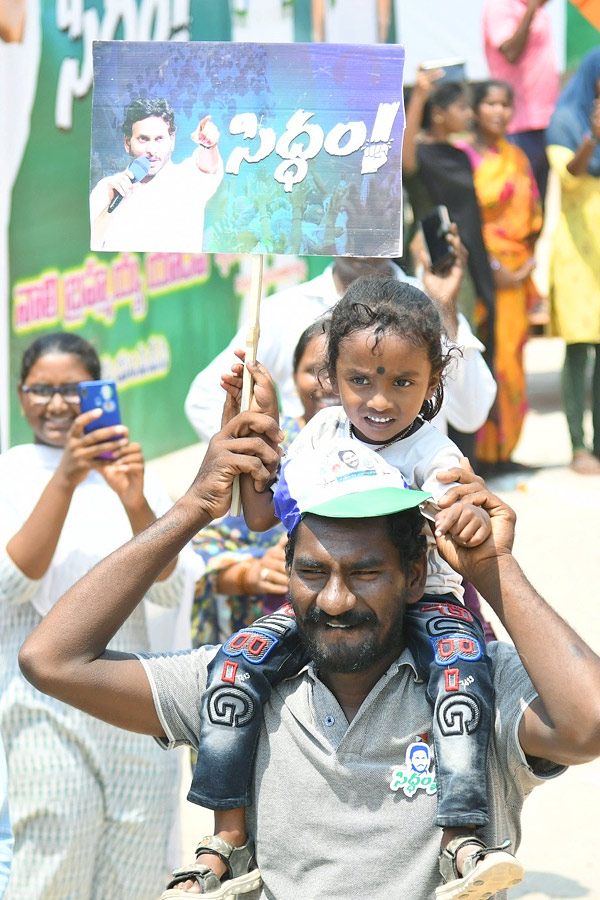CM_20YS_20Jagan_20Memantha_20Siddham_20Bus_20Yatra_20in_20Prakasam_20District_20Photos_20_287_29.jpg 8