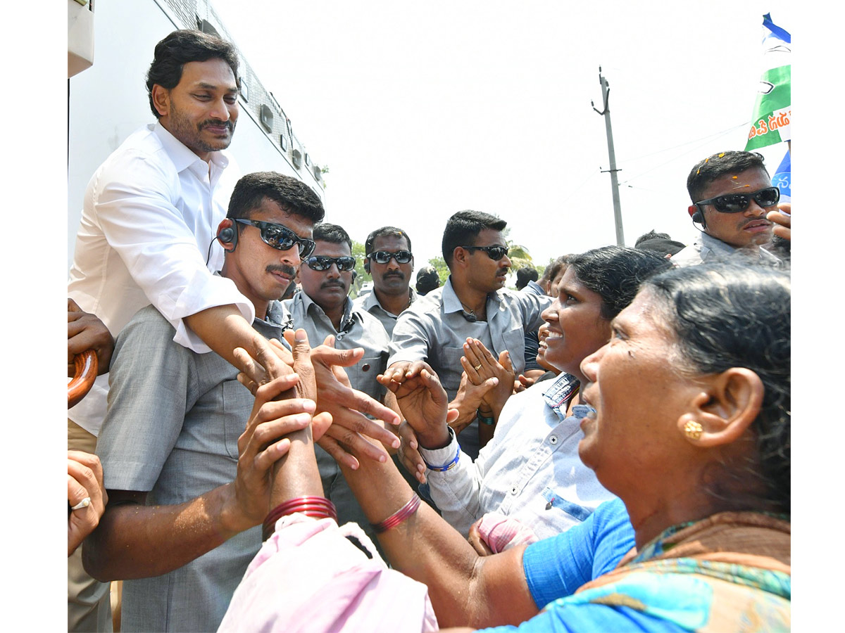 CM_20YS_20Jagan_20Memantha_20Siddham_20Bus_20Yatra_20in_20Prakasam_20District_20Photos_20_288_29.jpg 9