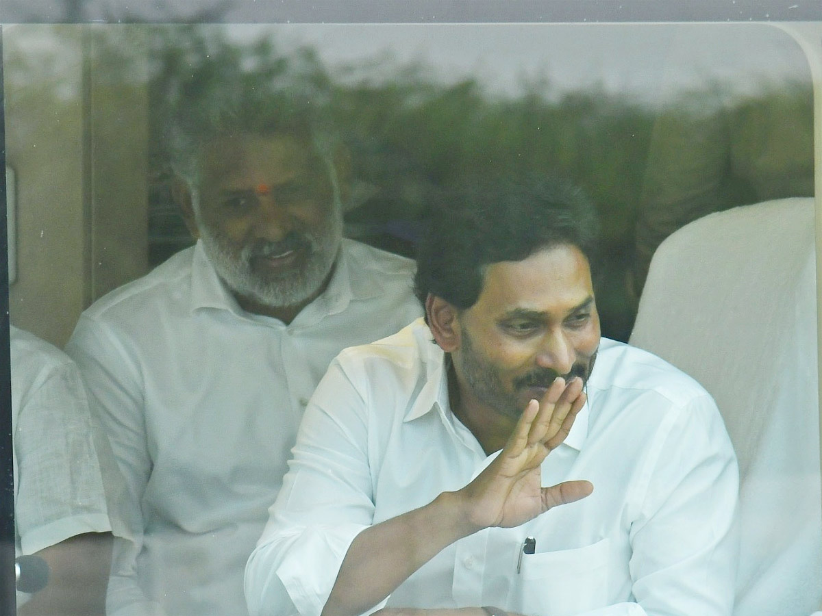 CM_20YS_20Jagan_20Memantha_20Siddham_20Bus_20Yatra_20in_20Prakasam_20District_20Photos_20_289_29.jpg 10