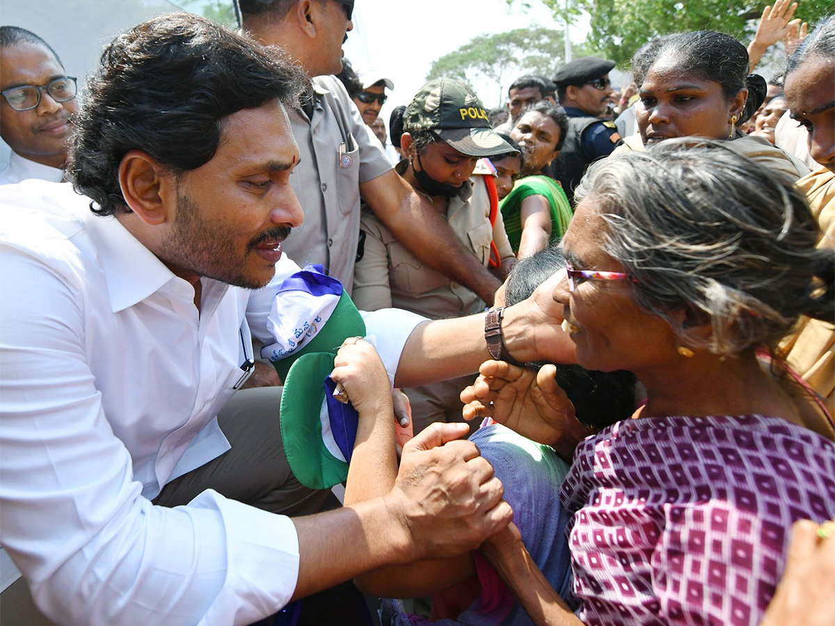 AP_20CM_20YS_20Jagan_20Memantha_20Siddham_20Day_2011_20at_20Palnadu_20District_20Photos-1_20_288_29.jpg 8