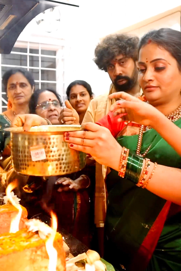 Aata_20Sandeep_20house_20warming_20function_20Photos_1_20_2813_29.jpg 14