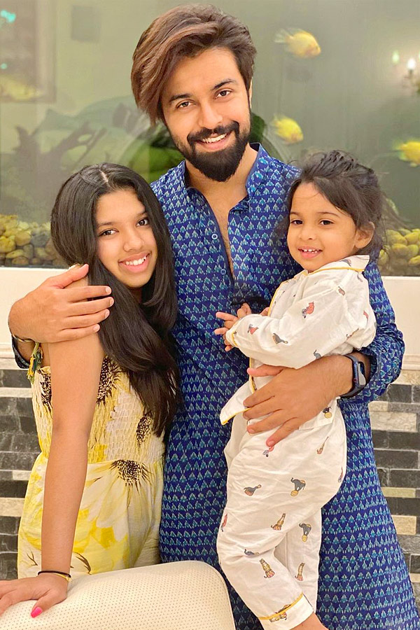 Actor_20Kalyan_20Dhev_20ugadi_20Celebrations_20With_20Daughter_20Photos_1.jpg 5