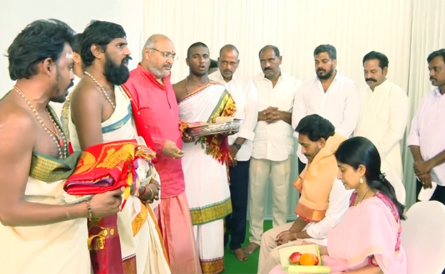 Blessings-To-Cm-Ys-Jagan-Couple.jpg