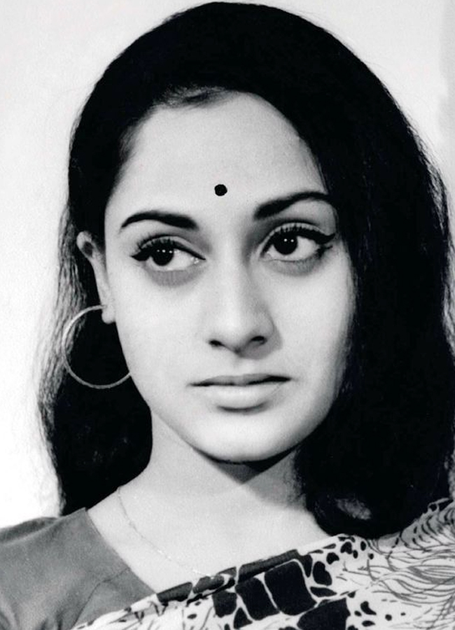 Jaya-Bhaduri-Bachchan-.jpg 3