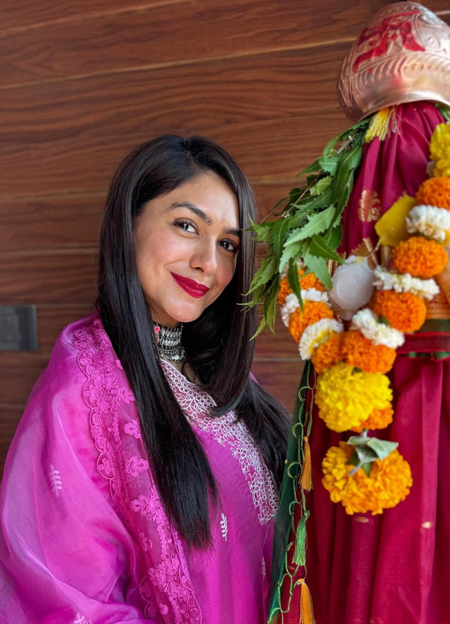 1.Mrunal-Takur-Gudi-Padwa-2024.jpg 2
