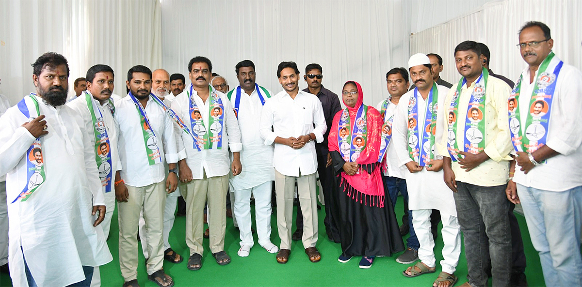 AP_20Opposition_20Party_20Leaders_20Joined_20In_20YSRCP-2.jpg 2