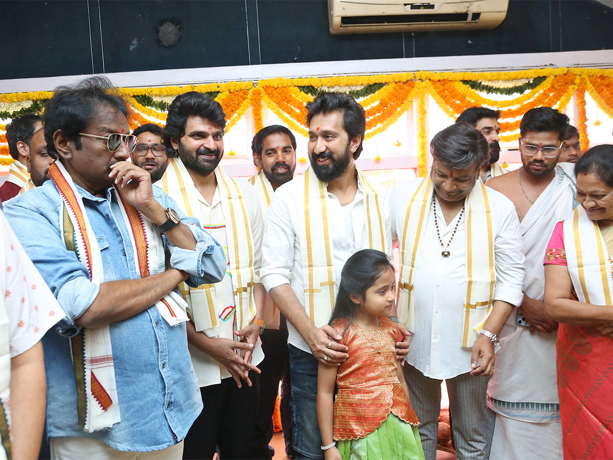 Hero_20Sree_20Vishnu_20New_20Movie_20Opening_20Photos-20.jpg 19