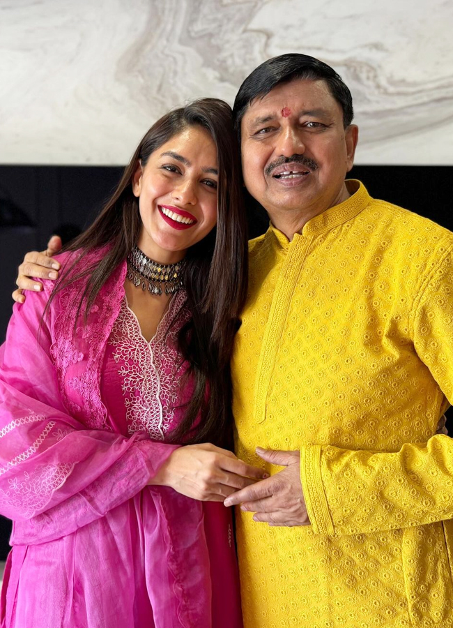 Mrunal-Takur-Gudi-Padwa-2024-7.jpg 8