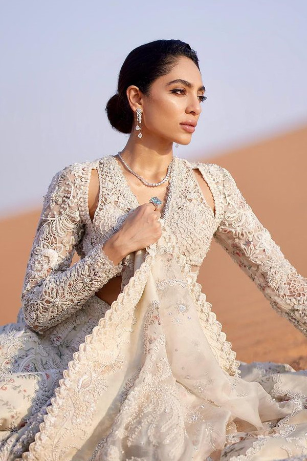 Sobhita_20Dhulipala_20on_20playing_20a_20call_20girl_20in_20Monkey_20Man_20Photos_20_2818_29.jpg 19