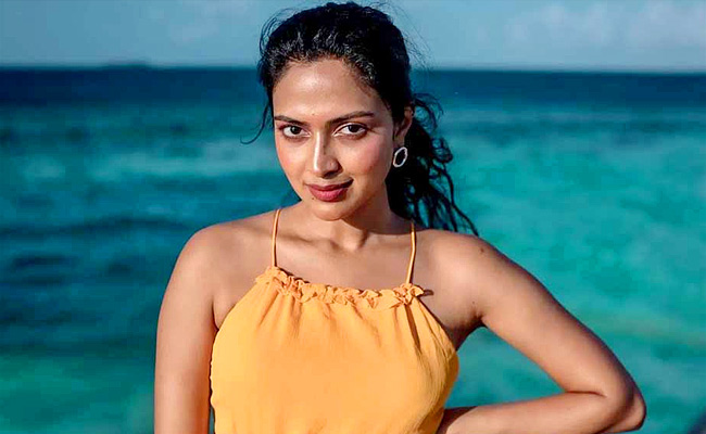 amalapaul.jpg 3