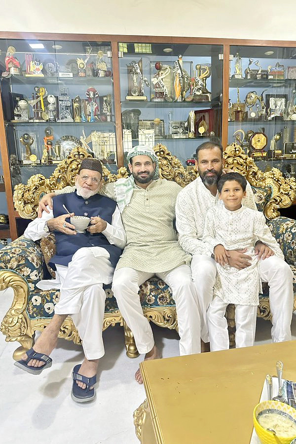Cricketers_20celebrates_20Ramadan_20Photos_20_287_29.jpg 7