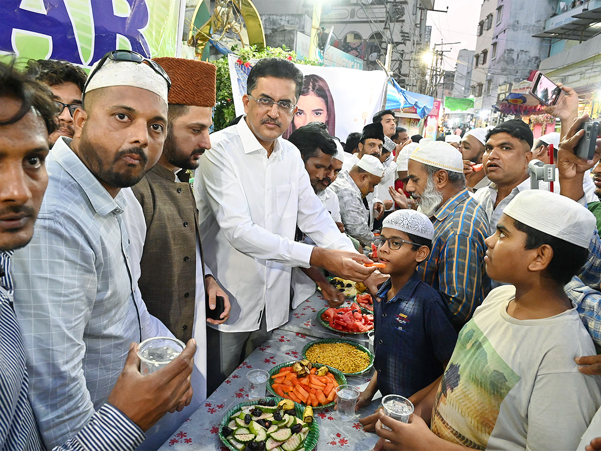 Iftar_20is_20a_20grand_20feast_20for_20Muslims-10.jpg 10