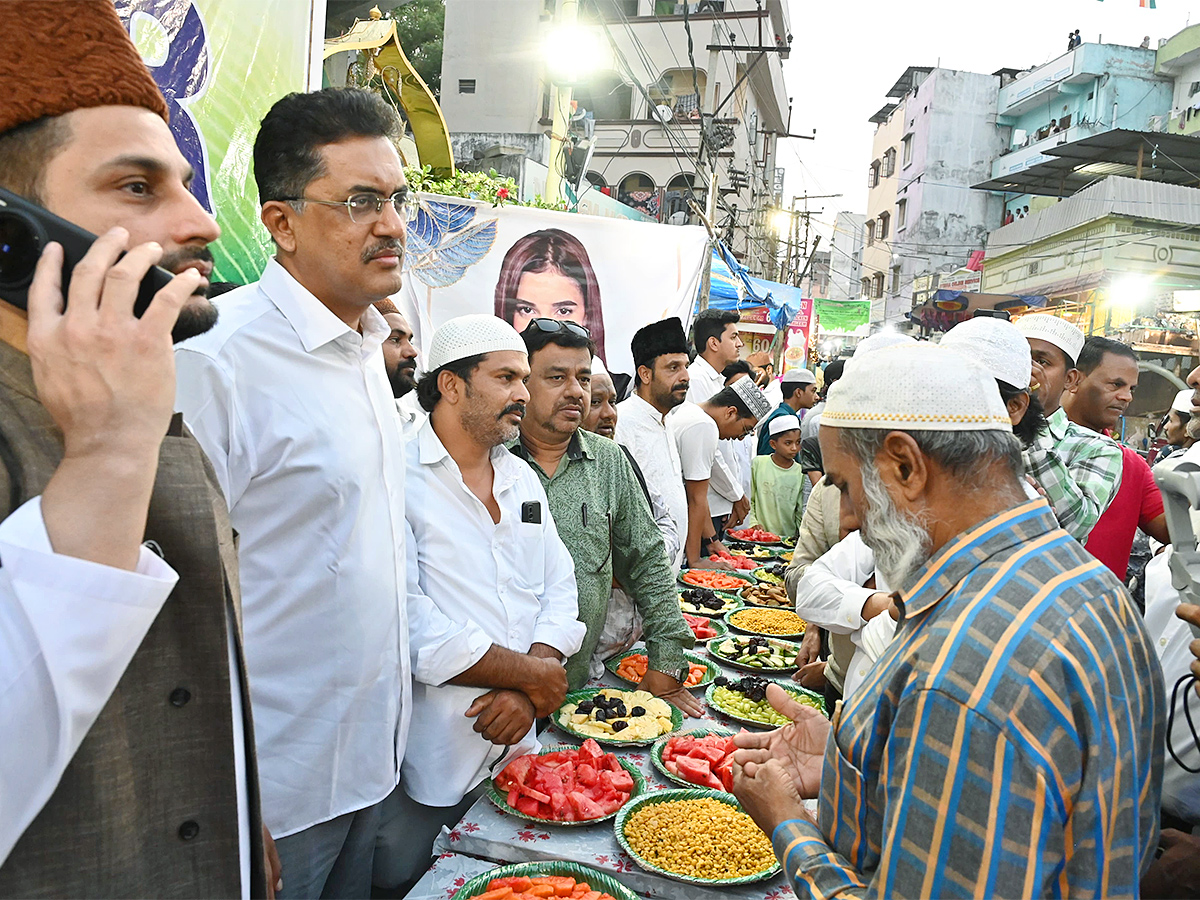 Iftar_20is_20a_20grand_20feast_20for_20Muslims-8.jpg 8