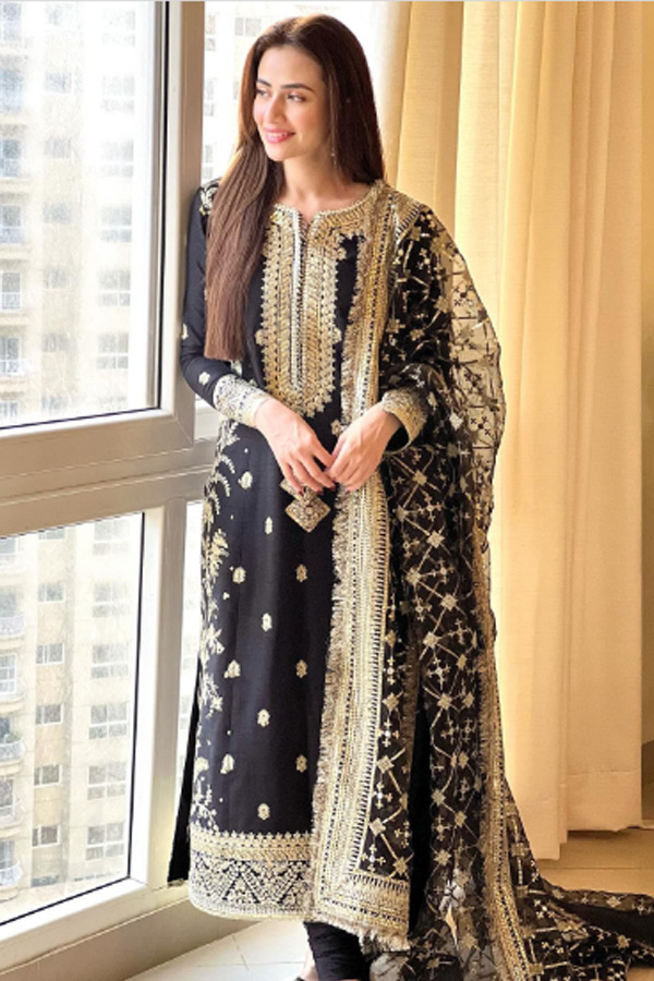 Shoaib_20Malik_20Celebrates_20Ramzan_20With_20Wife_20Sana_20Javed_20Photos_20_281_29.jpg 2
