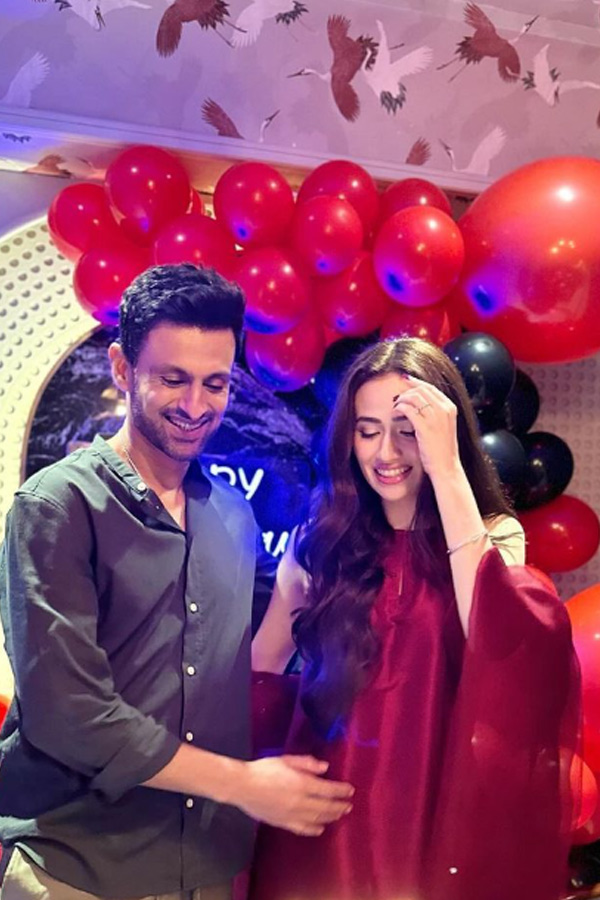 Shoaib_20Malik_20Celebrates_20Ramzan_20With_20Wife_20Sana_20Javed_20Photos_20_285_29.jpg 5