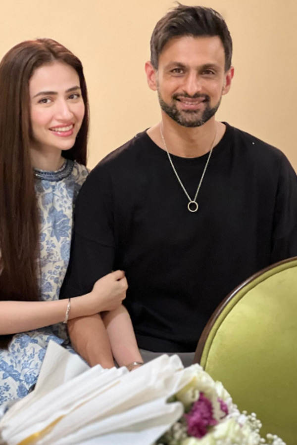 Shoaib_20Malik_20Celebrates_20Ramzan_20With_20Wife_20Sana_20Javed_20Photos_20_288_29.jpg 8
