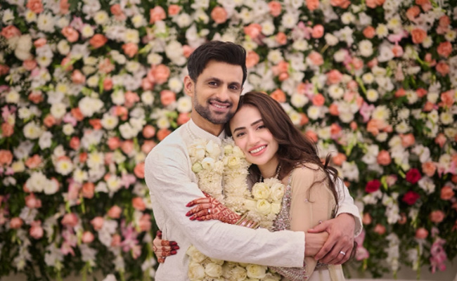 Shoaib_20Malik_20Celebrates_20Ramzan_20With_20Wife_20Sana_20Javed_20Photos_20_289_29.jpg 9