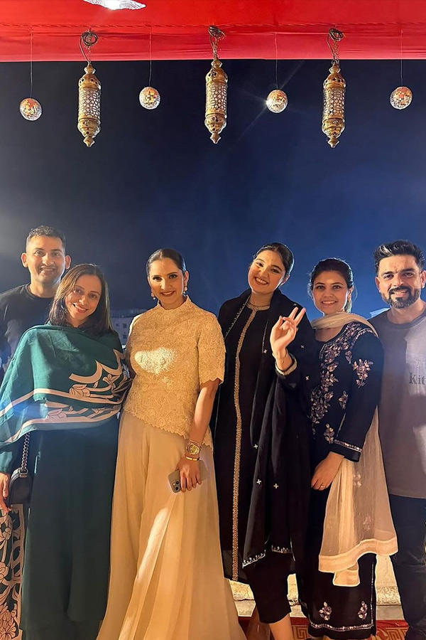 Smita_20Sabharwal_20Ramzam_20Celebrations_20With_20Sania_20Mirza_20Photos_20viral_20_2814_29.jpg 15