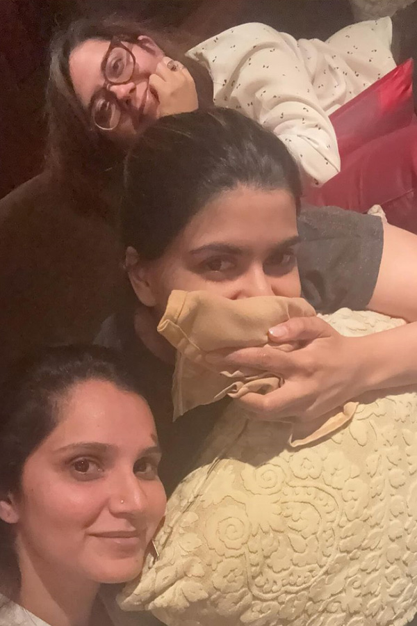 Smita_20Sabharwal_20Ramzam_20Celebrations_20With_20Sania_20Mirza_20Photos_20viral_20_285_29.jpg 6