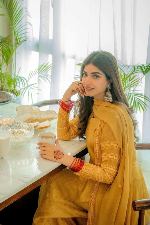 kinzahashmi.jpg 11