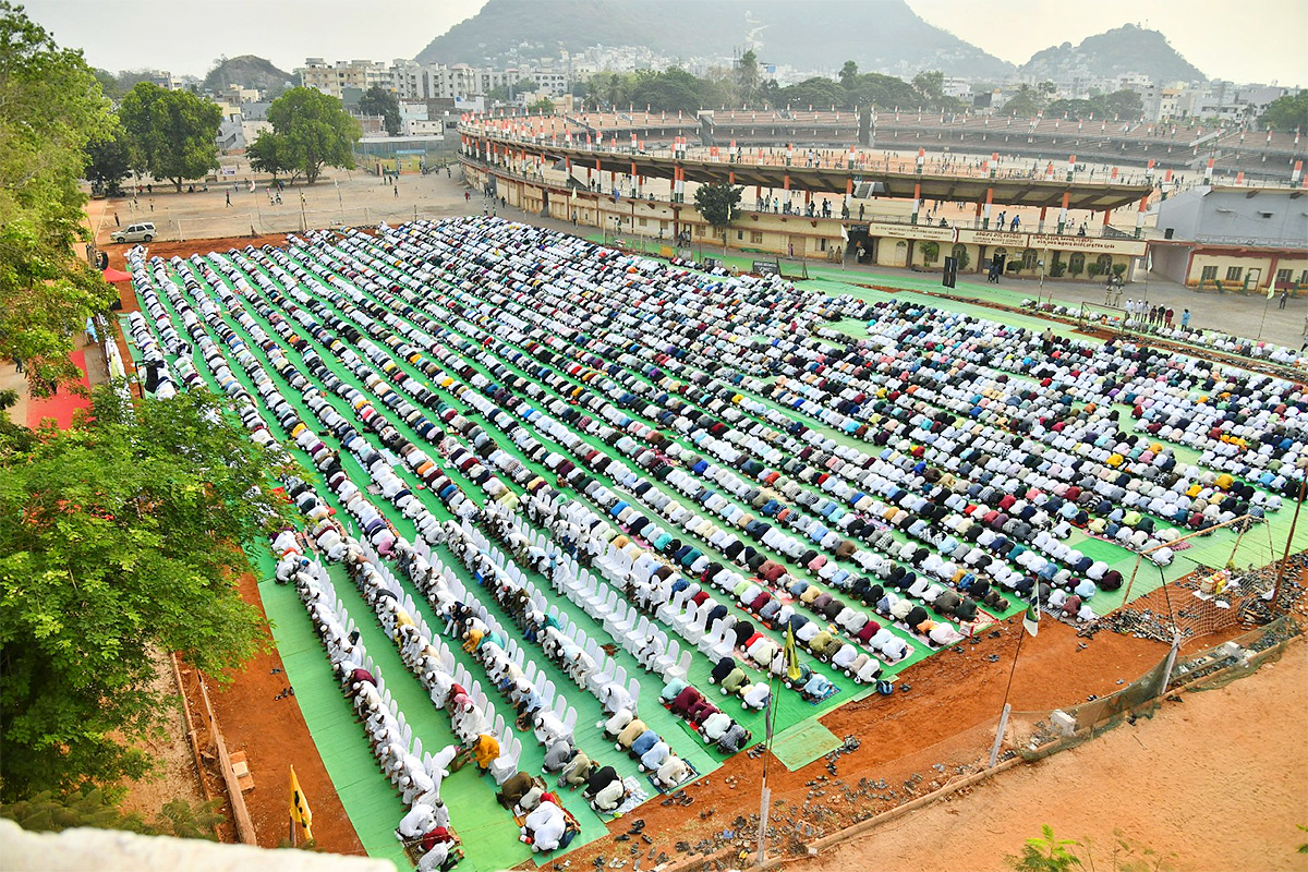 ramzan_20festival_20Muslims_20offer_20special_20prayers_20Indira_20Gandhi_20Municipal_20Stadium_20in_20Vijayawada-2.jpg 2