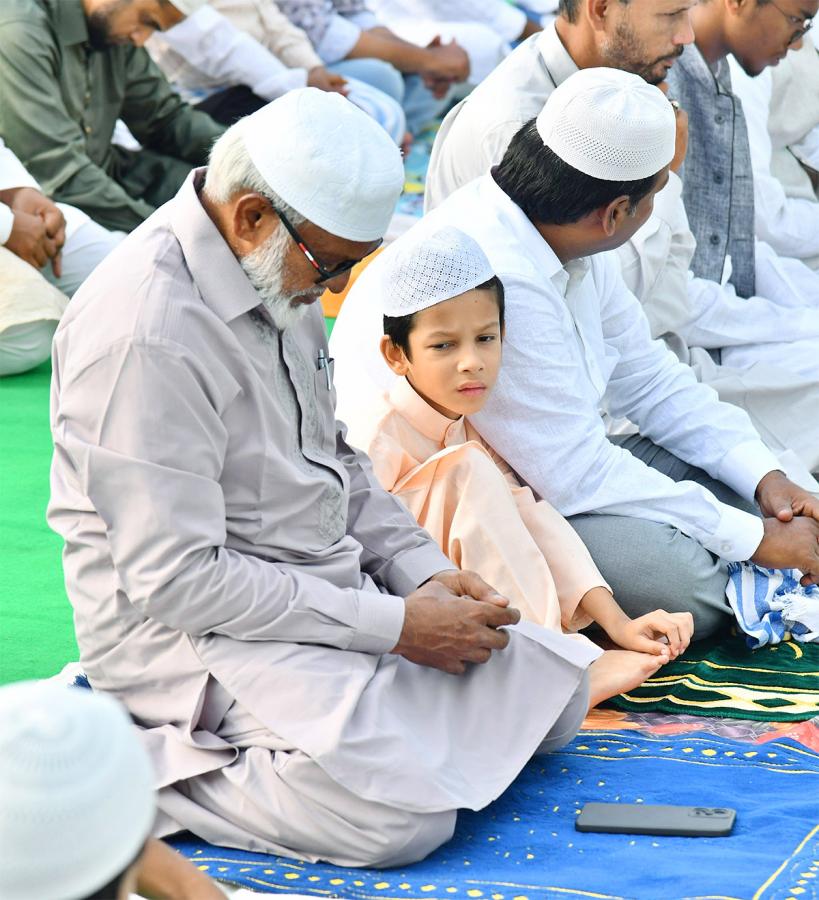 ramzan_20festival_20Muslims_20offer_20special_20prayers_20Indira_20Gandhi_20Municipal_20Stadium_20in_20Vijayawada-20.jpg 19