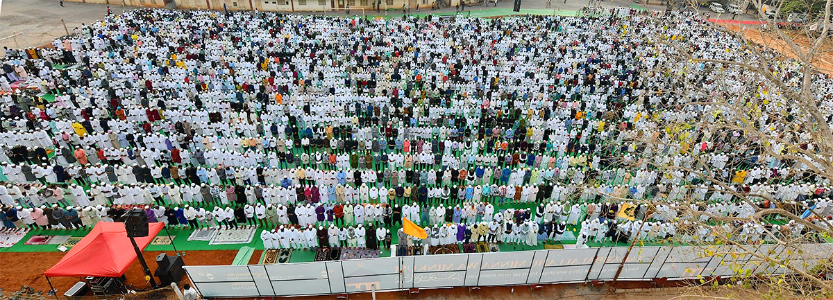 ramzan_20festival_20Muslims_20offer_20special_20prayers_20Indira_20Gandhi_20Municipal_20Stadium_20in_20Vijayawada-21.jpg 20