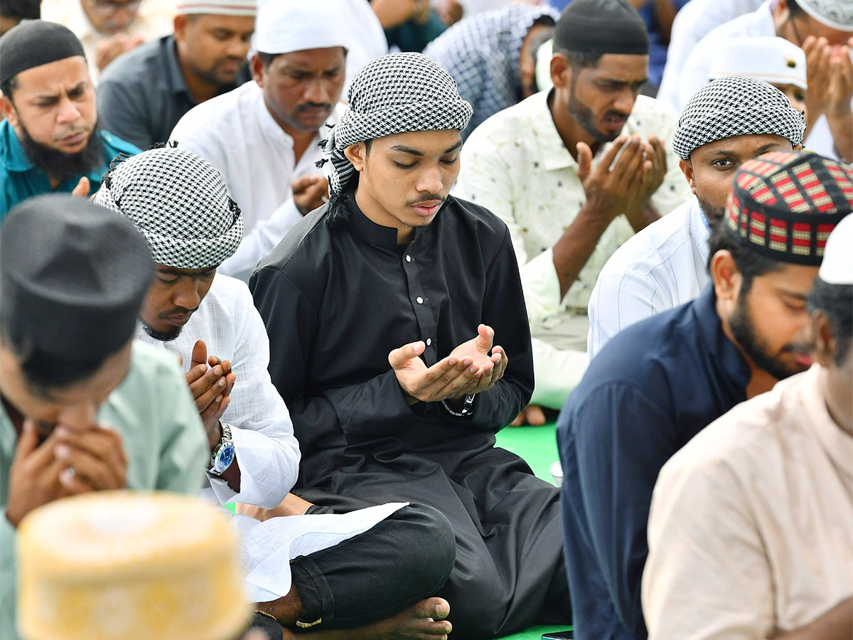 ramzan_20festival_20Muslims_20offer_20special_20prayers_20Indira_20Gandhi_20Municipal_20Stadium_20in_20Vijayawada-29.jpg 27
