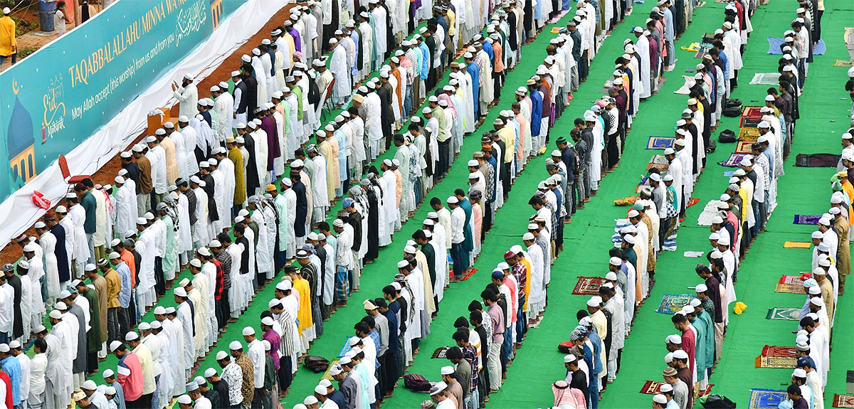 ramzan_20festival_20Muslims_20offer_20special_20prayers_20Indira_20Gandhi_20Municipal_20Stadium_20in_20Vijayawada-3.jpg 3