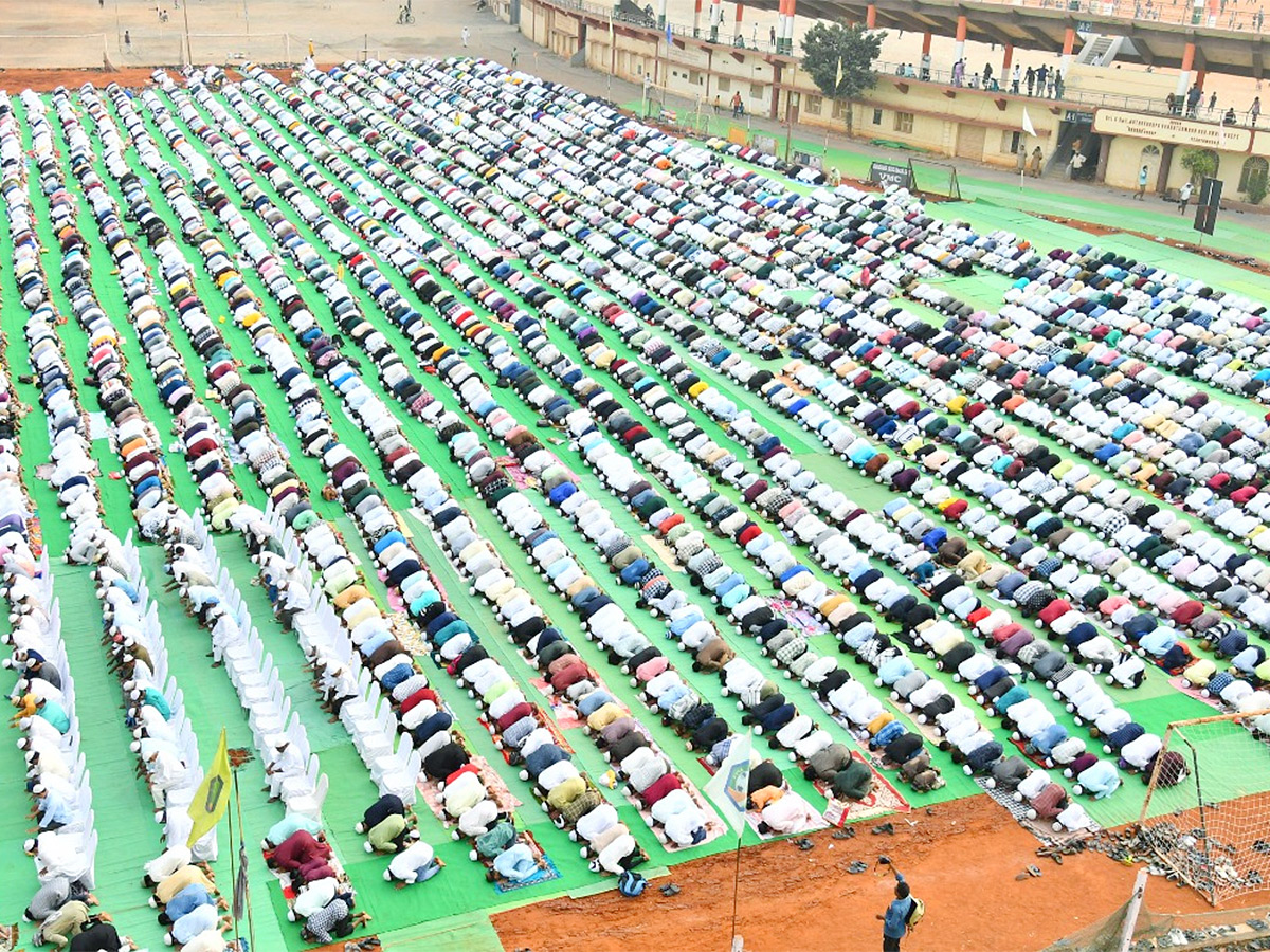 ramzan_20festival_20Muslims_20offer_20special_20prayers_20Indira_20Gandhi_20Municipal_20Stadium_20in_20Vijayawada-30.jpg 28