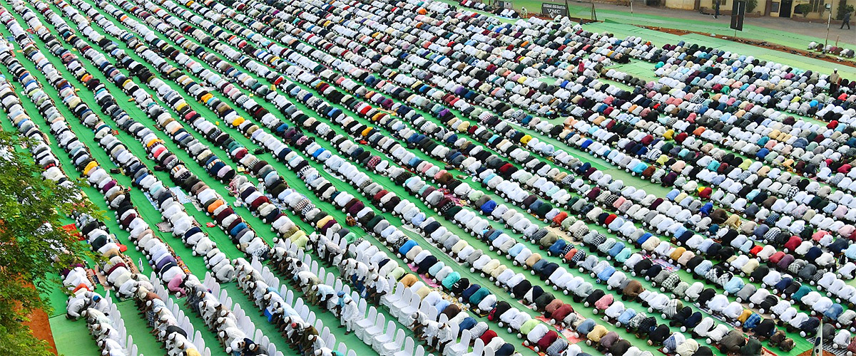 ramzan_20festival_20Muslims_20offer_20special_20prayers_20Indira_20Gandhi_20Municipal_20Stadium_20in_20Vijayawada-4.jpg 4