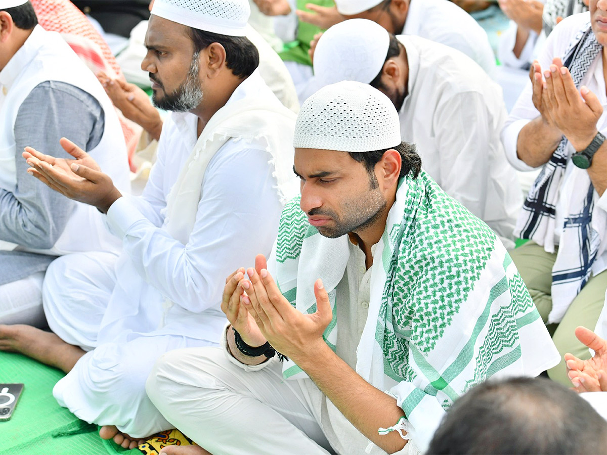 ramzan_20festival_20Muslims_20offer_20special_20prayers_20Indira_20Gandhi_20Municipal_20Stadium_20in_20Vijayawada-7.jpg 6