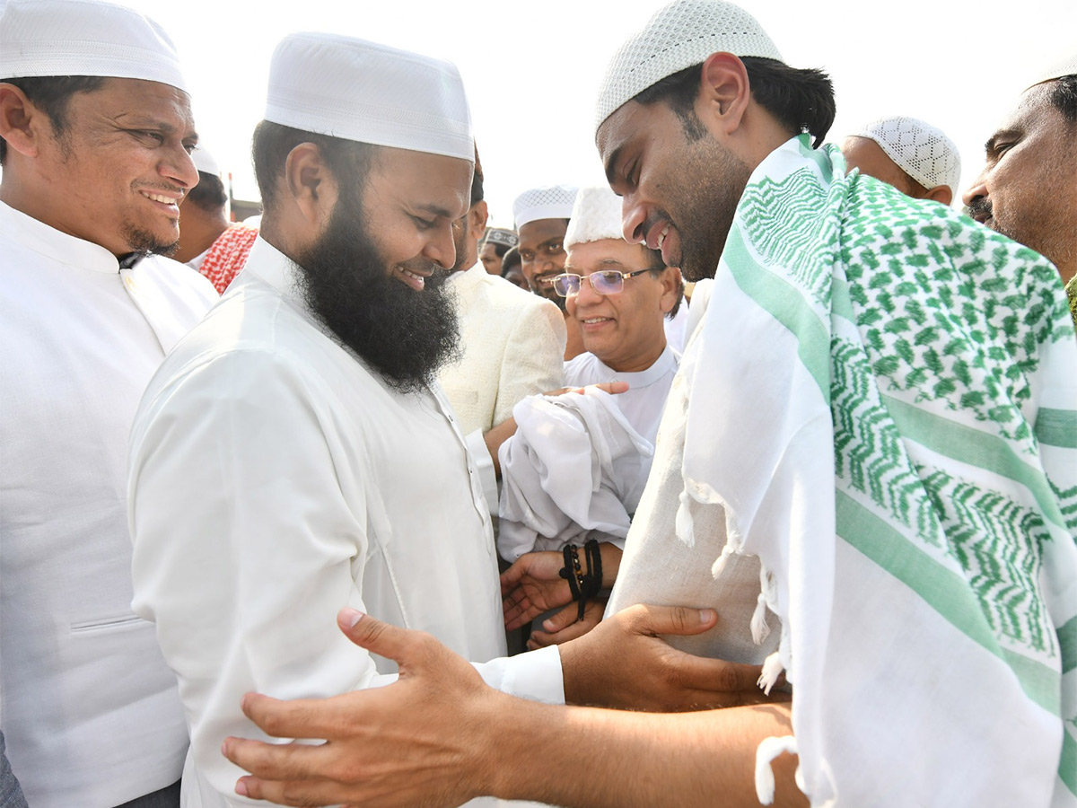 ramzan_20festival_20Muslims_20offer_20special_20prayers_20Indira_20Gandhi_20Municipal_20Stadium_20in_20Vijayawada-9.jpg 8