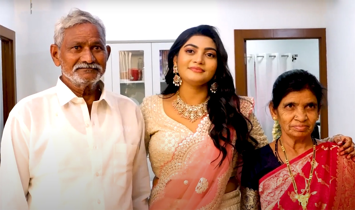 Actress_20Sowmya_20Janu_20Eid_20Celebrations_20At_20Banjara_20Hills_20_2814_29.jpg 14
