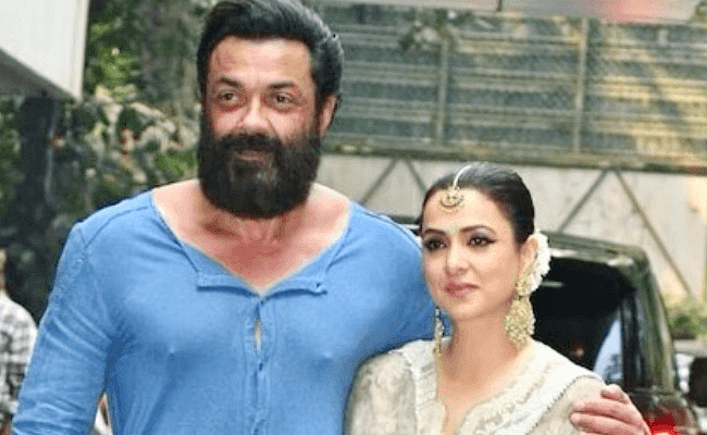 Bobby_20Deol_20Wife_20At_20Salman_20Khan_20EID_20Party_20Photos_20_2810_29.jpg 14