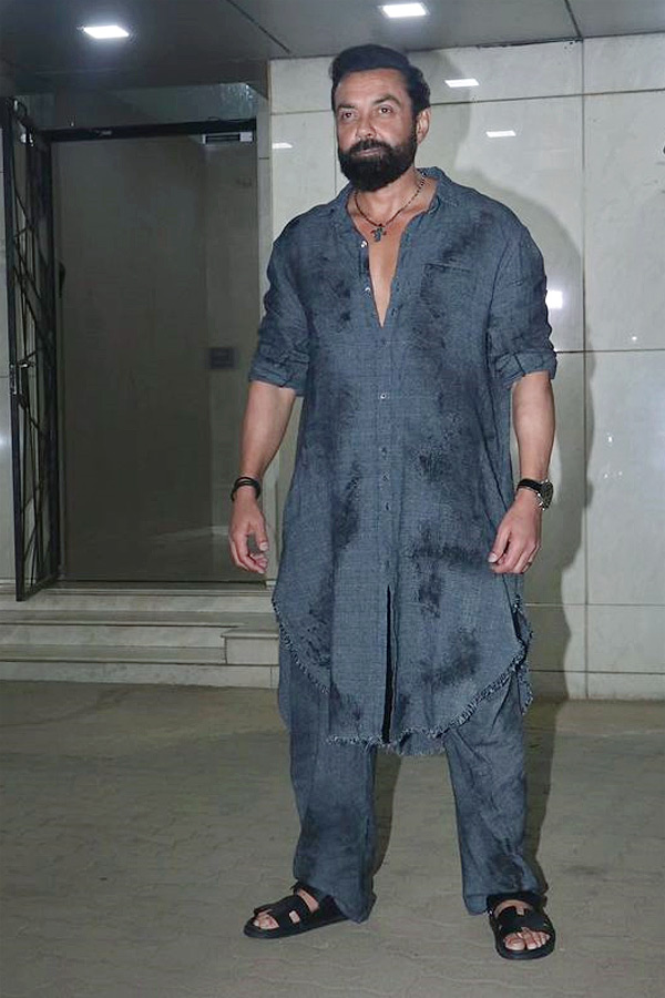 Bobby_20Deol_20Wife_20At_20Salman_20Khan_20EID_20Party_20Photos_20_2815_29.jpg 4