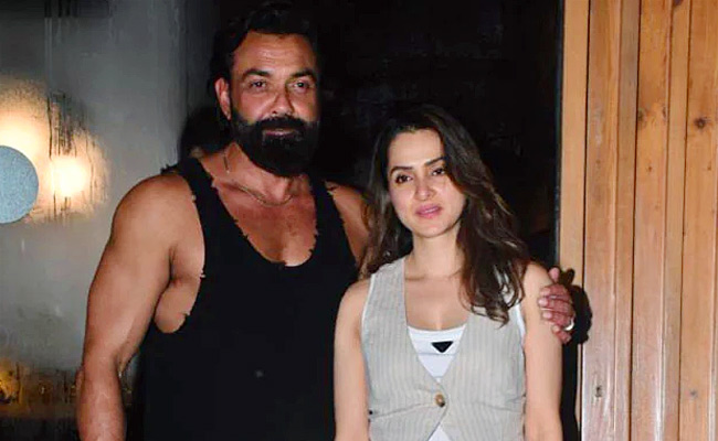 Bobby_20Deol_20Wife_20At_20Salman_20Khan_20EID_20Party_20Photos_20_286_29.jpg 10