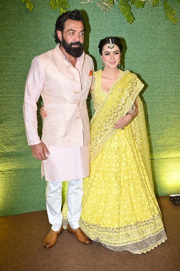 Bobby_20Deol_20Wife_20At_20Salman_20Khan_20EID_20Party_20Photos_20_289_29.jpg 13