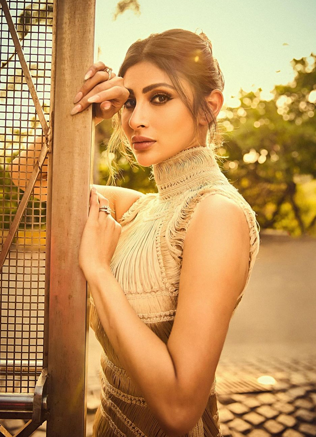 Mouni-Roy-10.jpg 11