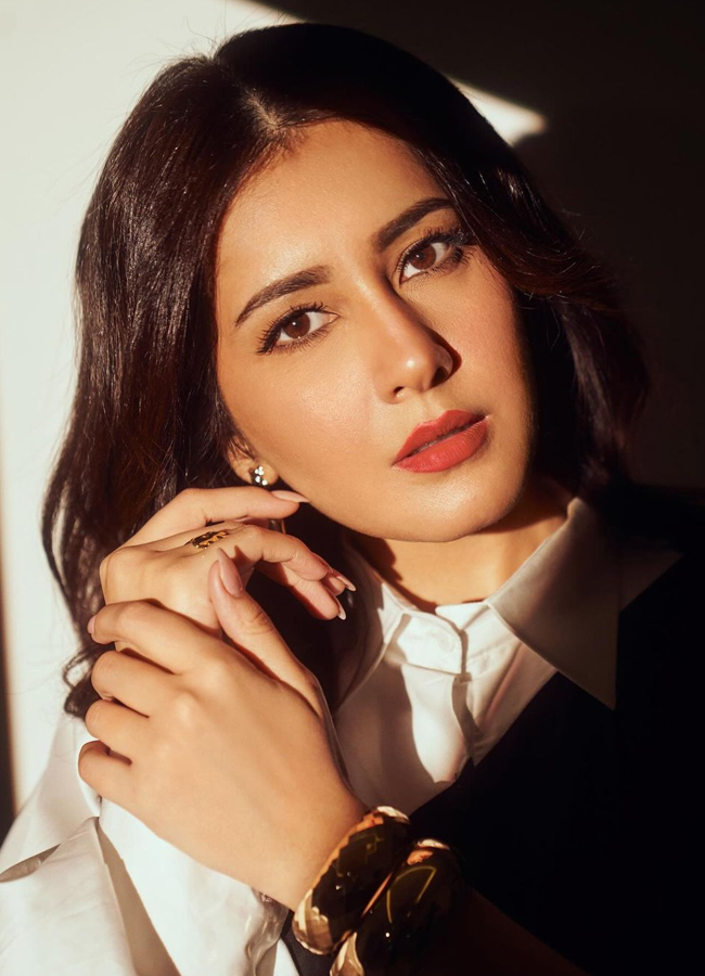 Rashi-Khanna-10.jpg 11