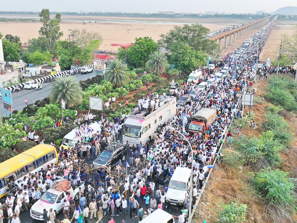AP_20CM_20YS_20Jagan_20Mohan_20Reddy_20Memantha_20Siddham_20Bus_20Yatra_20Road_20Show_20At_20Vijayawad_20Kanaka_20Durga_20Varadhi_20Photos_20_283_29.jpg 4