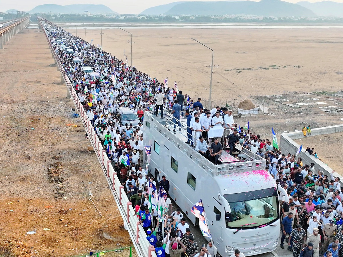 AP_20CM_20YS_20Jagan_20Mohan_20Reddy_20Memantha_20Siddham_20Bus_20Yatra_20Road_20Show_20At_20Vijayawad_20Kanaka_20Durga_20Varadhi_20Photos_20_286_29.jpg 6