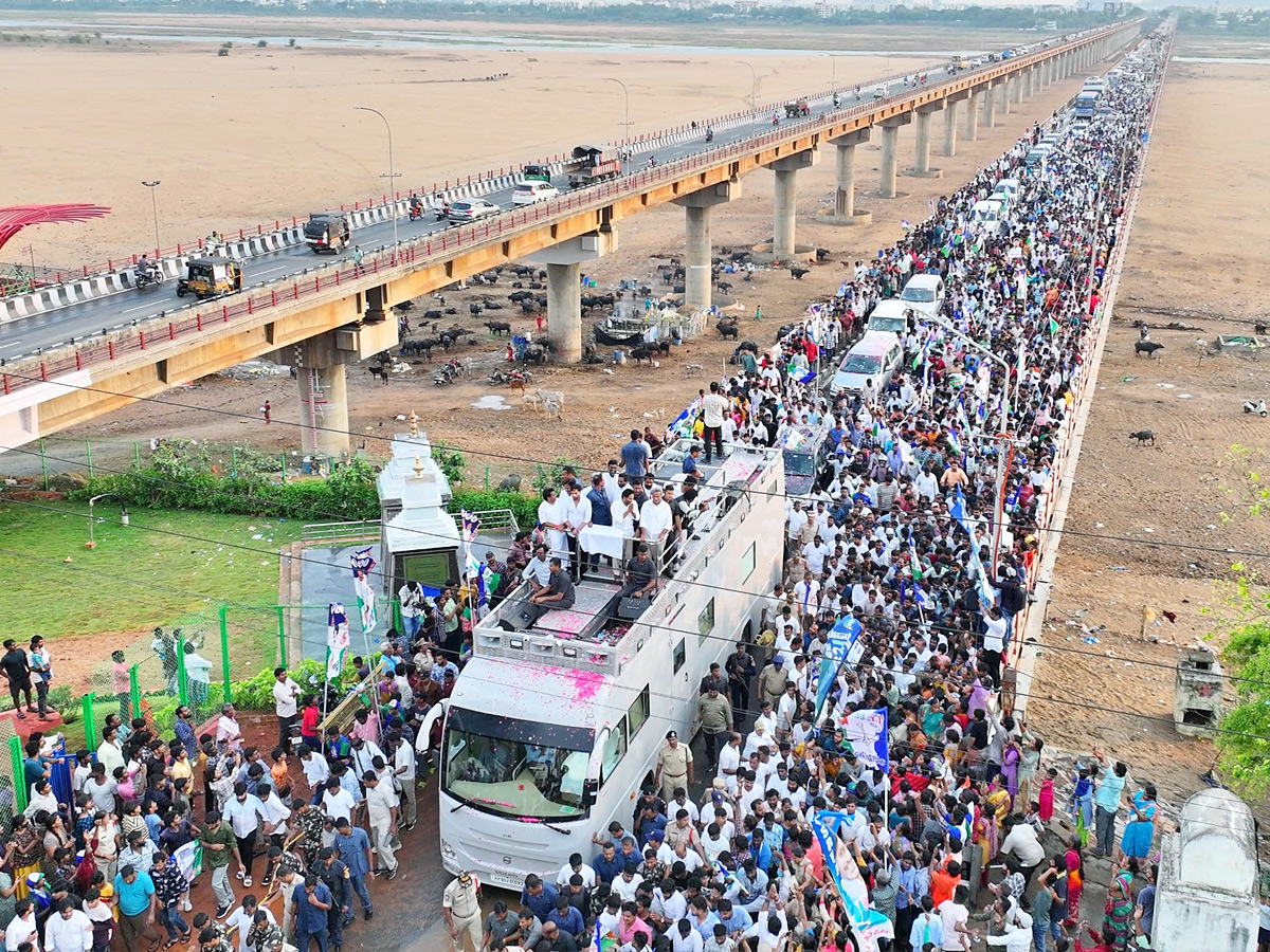 AP_20CM_20YS_20Jagan_20Mohan_20Reddy_20Memantha_20Siddham_20Bus_20Yatra_20Road_20Show_20At_20Vijayawad_20Kanaka_20Durga_20Varadhi_20Photos_20_287_29.jpg 7