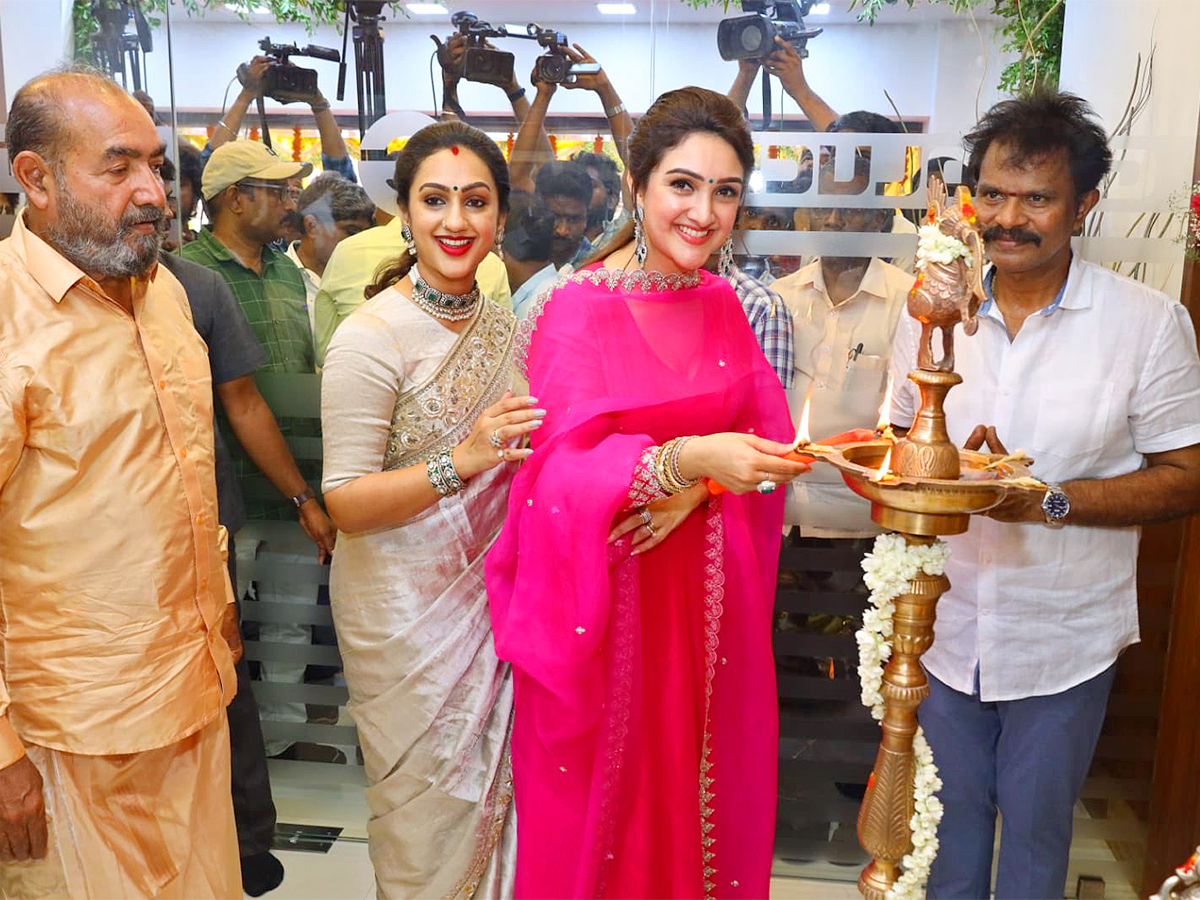 Actor_20Suriya_20at_20Grand_20Launch_20of_20GOOD_20LUCK_20STUDIOS_20_286_29.jpg 6