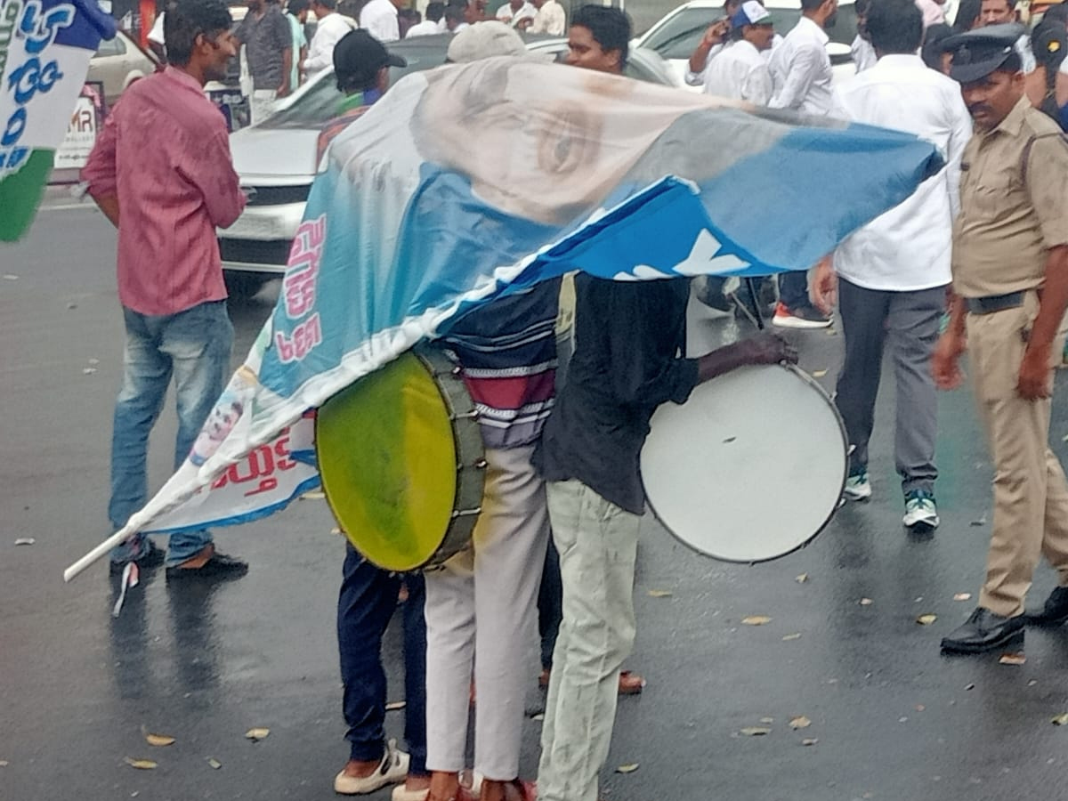 CM_20Jagan_20Memantha_20Siddham_20Bus_20Yatra_20At_20Kanaka_20Durga_20Varadhi_20in_20Rain_20Photos_20_2810_29.jpg 11
