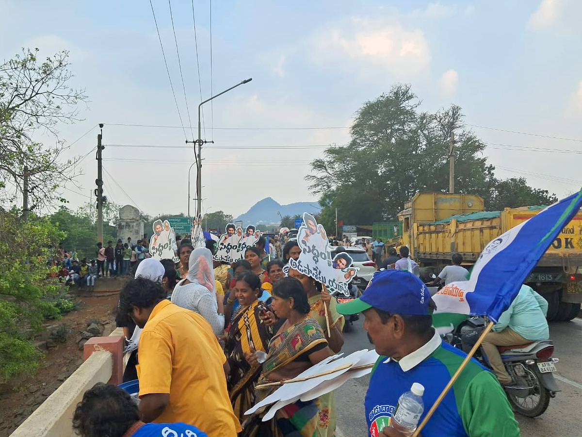 CM_20Jagan_20Memantha_20Siddham_20Bus_20Yatra_20At_20Kanaka_20Durga_20Varadhi_20in_20Rain_20Photos_20_281_29.jpg 2
