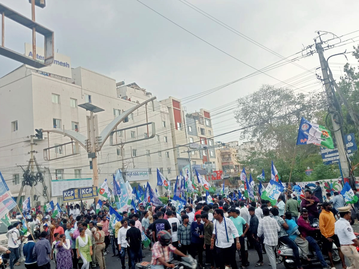 CM_20Jagan_20Memantha_20Siddham_20Bus_20Yatra_20At_20Kanaka_20Durga_20Varadhi_20in_20Rain_20Photos_20_285_29.jpg 6