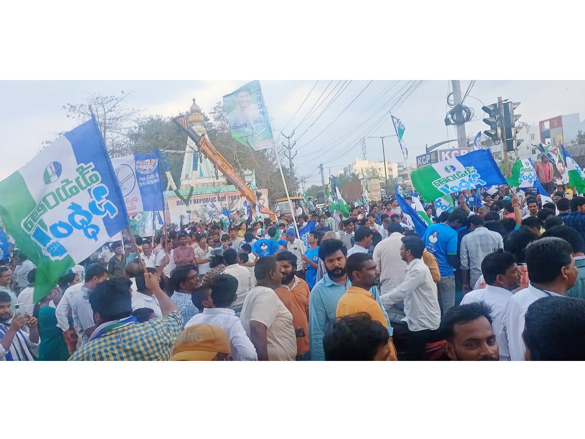 CM_20Jagan_20Memantha_20Siddham_20Bus_20Yatra_20At_20Kanaka_20Durga_20Varadhi_20in_20Rain_20Photos_20_286_29.jpg 7
