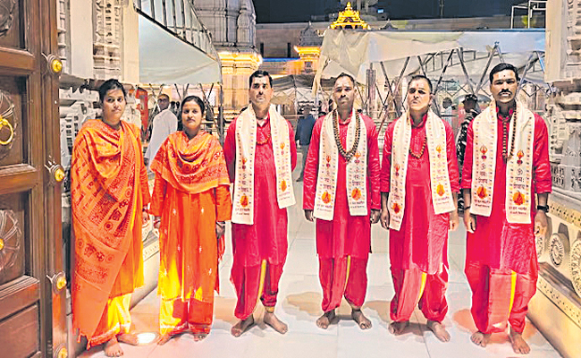 POLICE-IN-PRIEST-ATTIRE.jpg